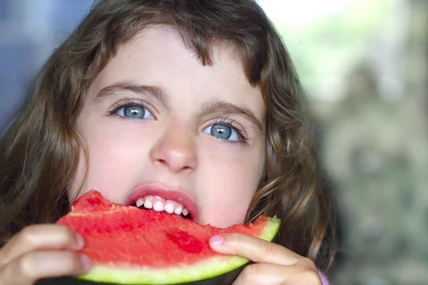 Gros plan petite fille portrait manger pastèque tranche — Photo