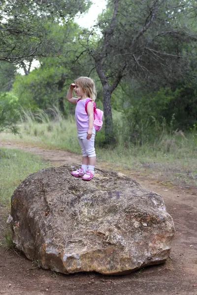 Explorador menina floresta parque procurando — Fotografia de Stock