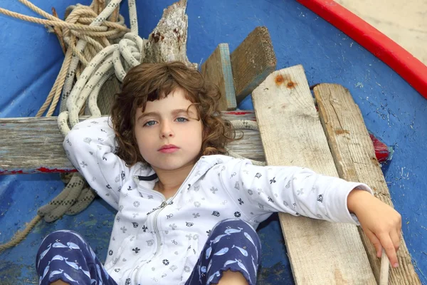 Menina tendo descanso no barco baleares tradicionais — Fotografia de Stock