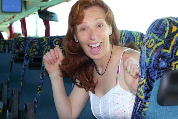 Gelukkige vrouw toeristische reizen bus binnen — Stockfoto