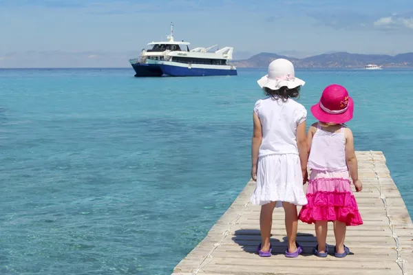 Glückliches Mädchen Touristin türkisfarbenes Meer zurück in Formentera — Stockfoto