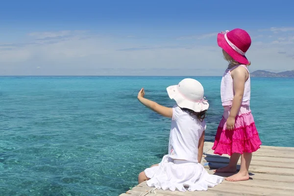 Iki kız turizm turkuaz deniz Hoşçakal el hareketi — Stok fotoğraf