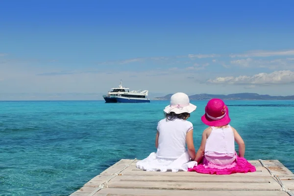 Glad tjej turist turkosa havet tillbaka i formentera — Stockfoto