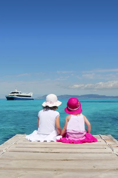 Boldog lány turisztikai türkizkék tenger vissza formentera — Stock Fotó