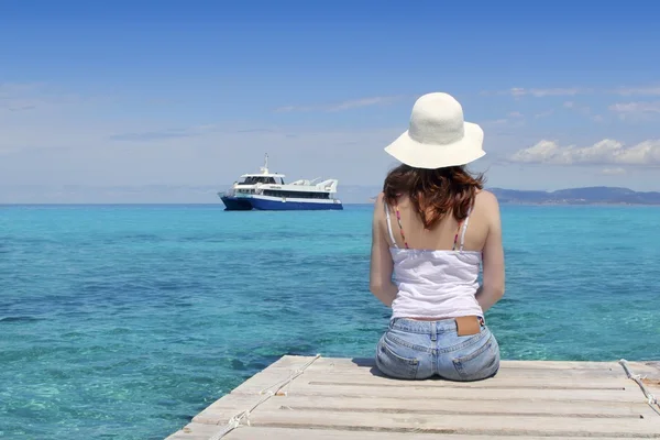 Turist tillbaka kvinna söker formentera turkosa havet — Stockfoto