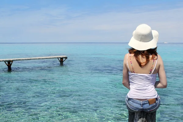Toeristische terug vrouw op zoek formentera turquoise zee — Stockfoto