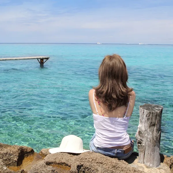 Turista indietro donna in cerca di Formentera mare turchese — Foto Stock