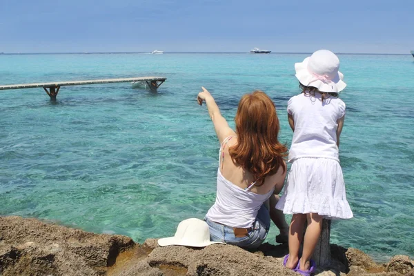 Mutter und Tochter Touristenformulare türkis — Stockfoto