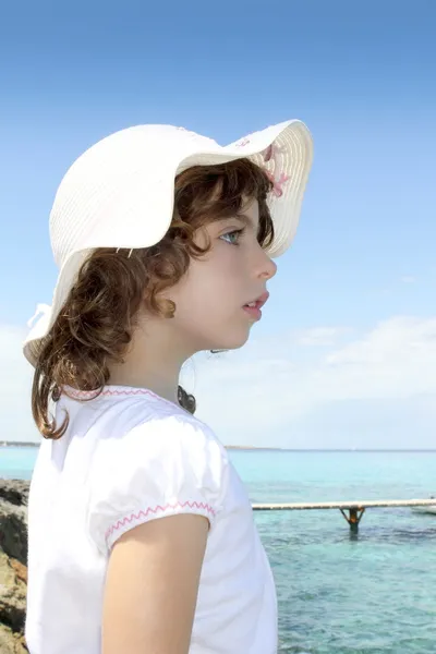 관광 작은 소녀 모자 포 르 멘 테라 청록색 바다 — 스톡 사진
