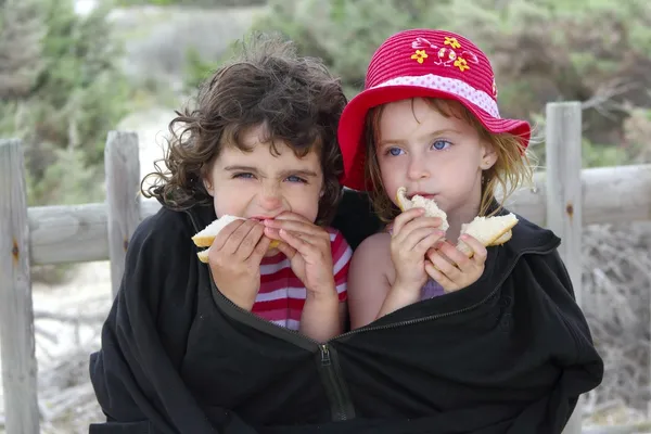 Głodny siostry lato zimne dni owinąć duża kurtka — Zdjęcie stockowe