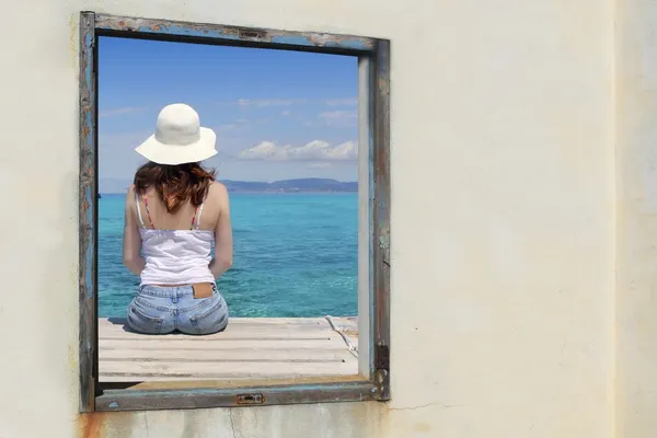 Mulher turística vista janela mar tropical turquesa — Fotografia de Stock
