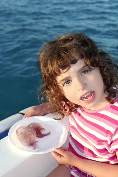 Meisje met twee kwallen in witte schotel boot blauwe zee — Stockfoto