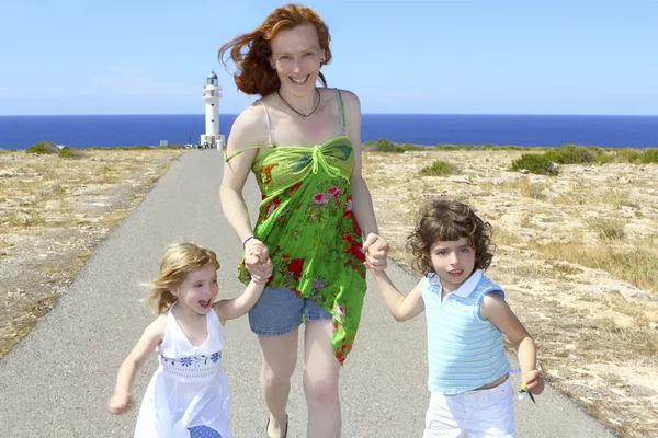 Két lánya húga fut a boldog anya — Stock Fotó