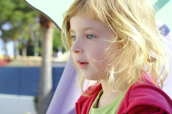 Hermosa niña rubia niños retrato en el parque —  Fotos de Stock