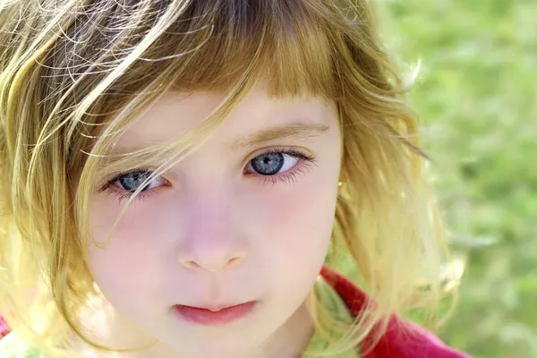 아름 다운 금발 작은 여자 어린이 초상화 공원 — 스톡 사진