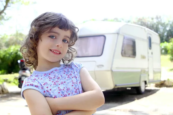Liten barn flicka poserar caravan camping semester — Stockfoto