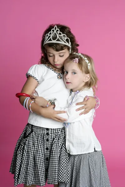 Duas irmãs meninas amigas abraço stand — Fotografia de Stock