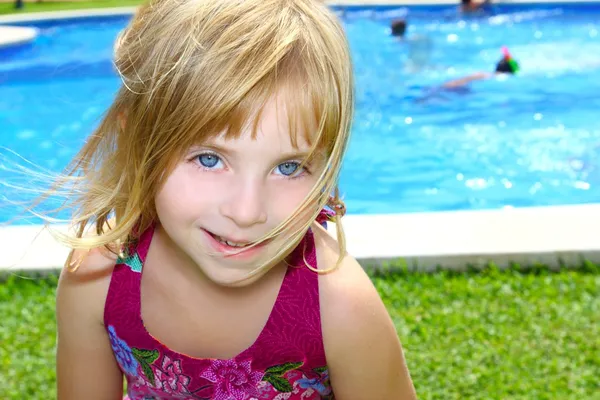 Loira menina piscina jardim férias sorrindo retrato — Fotografia de Stock
