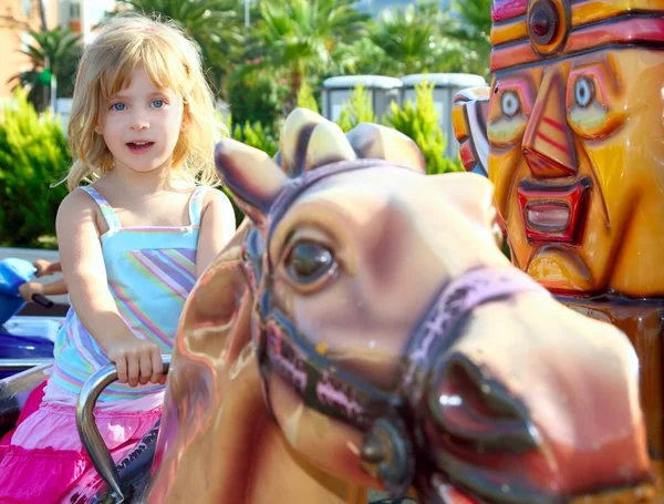 Chica rubia con caballo de feria disfrutar en el parque — Foto de Stock
