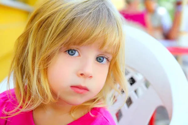 Ξανθό κοριτσάκι πορτρέτο ψάχνει κάμερα μπλε μάτια — Φωτογραφία Αρχείου