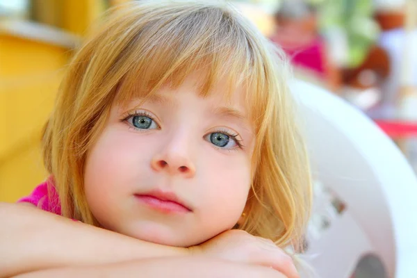 Primer plano cara pequeña chica rubia retrato sonrisa — Foto de Stock