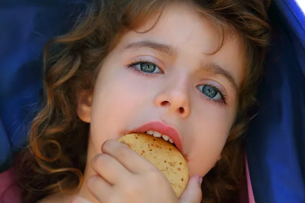 ビスケットのクローズ アップの肖像画を食べる少女 — ストック写真