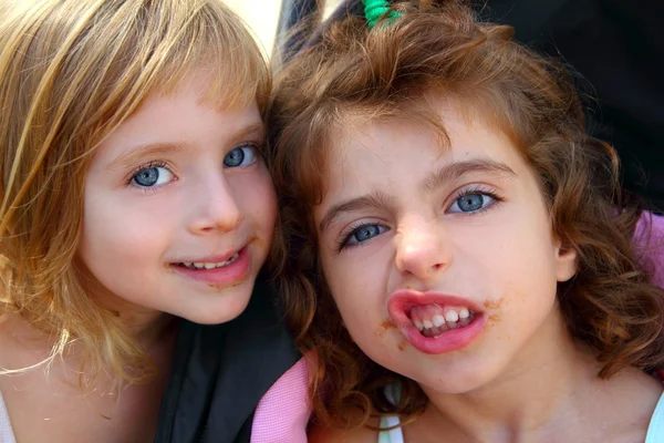 Engraçado duas meninas irmãzinhas engraçado rosto gesto — Fotografia de Stock