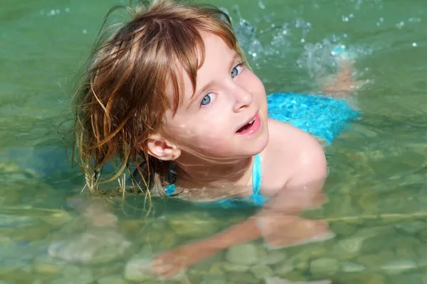 在湖泊河流中游泳的金发女孩 — 图库照片