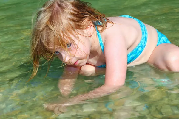 Blond dziewczynka pływanie w rzece jezioro — Zdjęcie stockowe