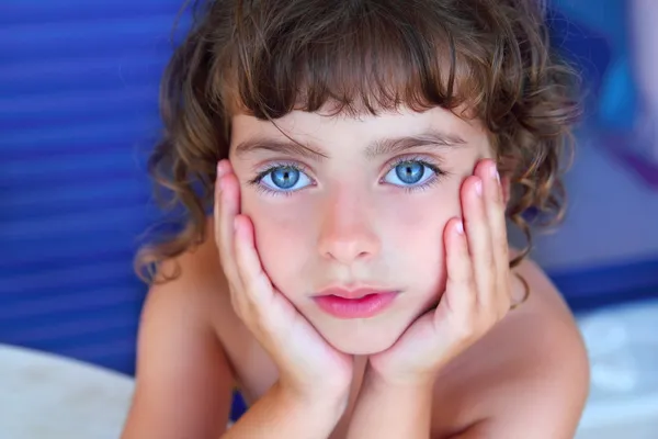 Gyönyörű kék szemek kislány portré kezét arca — Stock Fotó