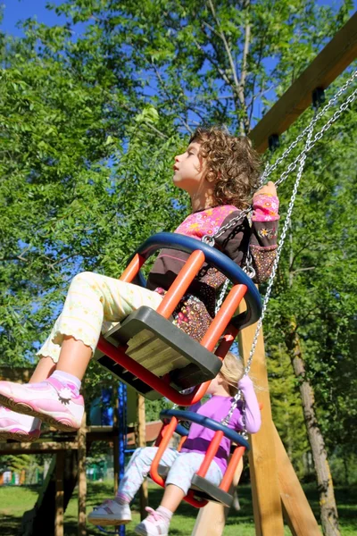 Fille balançant sur swing heureux dans les arbres en plein air — Photo