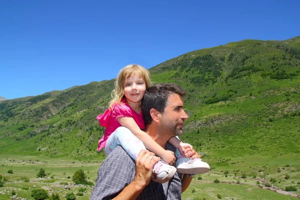 Průzkumník hora holčička a otec — Stock fotografie