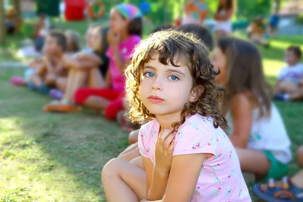 Fille spectateur petits enfants regardant spectacle parc extérieur — Photo