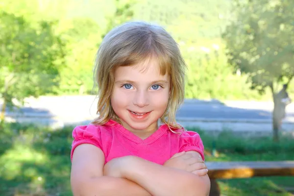 Rubia niña retratada feliz sonriente frente a la cámara — Foto de Stock