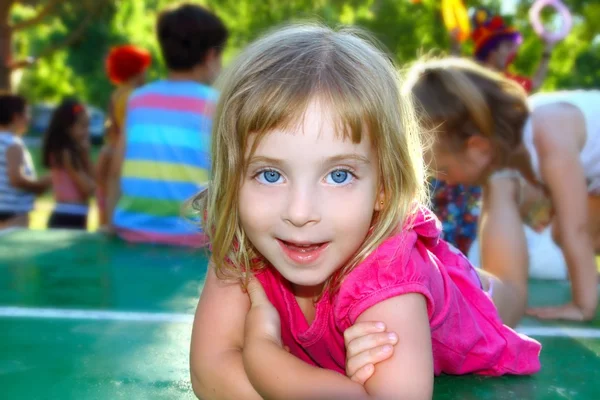 Mutlu küçük kız Masa Tenisi park üzerinde yalan — Stok fotoğraf