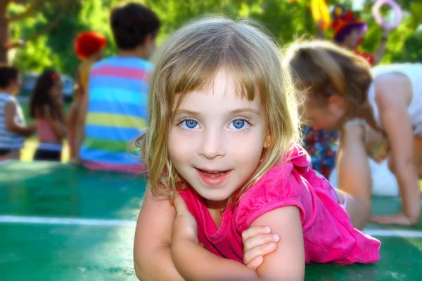 Niña feliz acostada en el parque de tenis de mesa —  Fotos de Stock