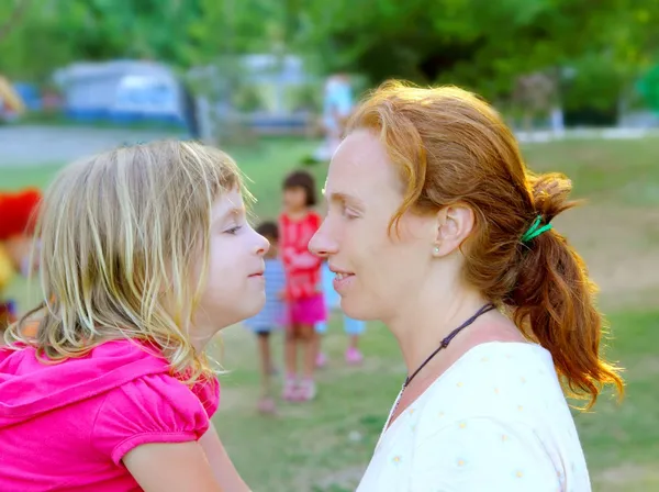 Perfil de madre e hija jugando en el parque — Foto de Stock