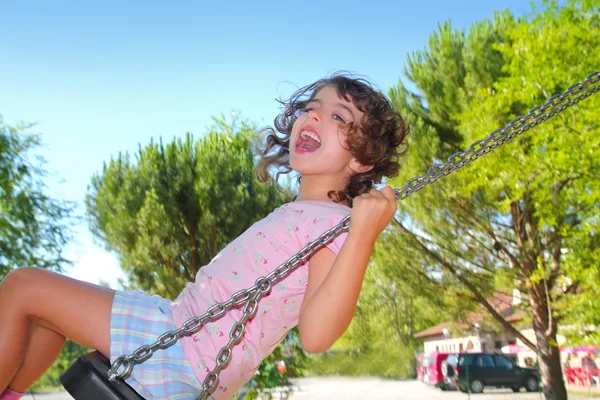 Menina balançando balanço no parque ao ar livre natureza — Fotografia de Stock