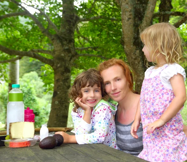 어머니 딸 가족 피크닉 야외 공원 — 스톡 사진