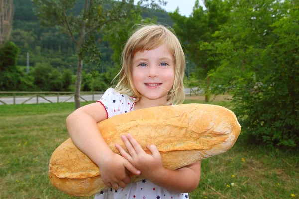 Menina segurando pão grande humor tamanho criança com fome — Fotografia de Stock