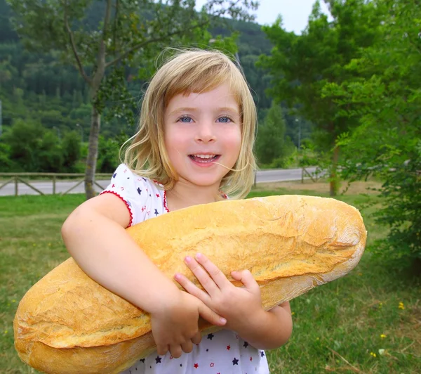 Menina segurando pão grande humor tamanho criança com fome — Fotografia de Stock