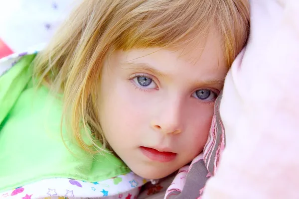 Menina deitada no travesseiro criança olhando câmera — Fotografia de Stock