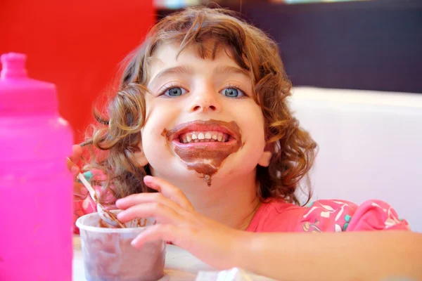 Ragazza mangiare gelato al cioccolato faccia sporca — Foto Stock