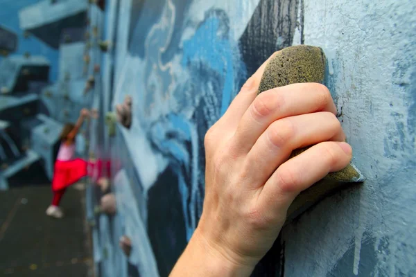 Klättring innehar lärande klättrare i färgglada vägg — Stockfoto