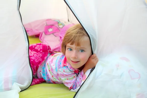 Menina na barraca de acampamento deitada na barraca do acampamento — Fotografia de Stock