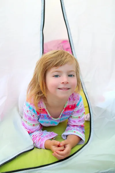 Девушка в палатке для кемпинга лежит на палатке — стоковое фото