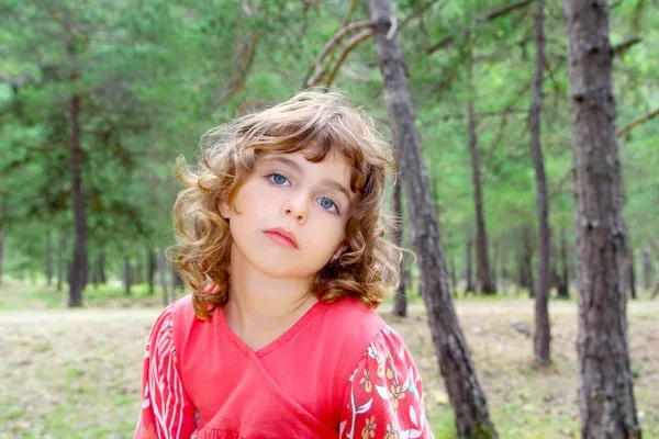 Nadenkend meisje in bos aard boom denken gebaar — Stockfoto