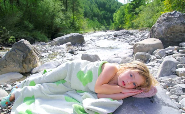 Meisje handdoek in de rivier liggen ontspannen na het zwemmen — Stockfoto