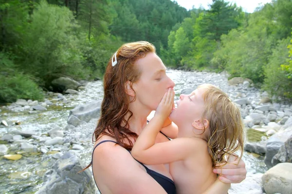 Мать дочь играет в реке после купания — стоковое фото