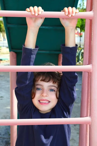 Маленькая девочка карабкается по розовой лестнице — стоковое фото